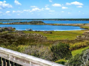 Amazing Views, Hot Tub, Elevator, Steps to Beach